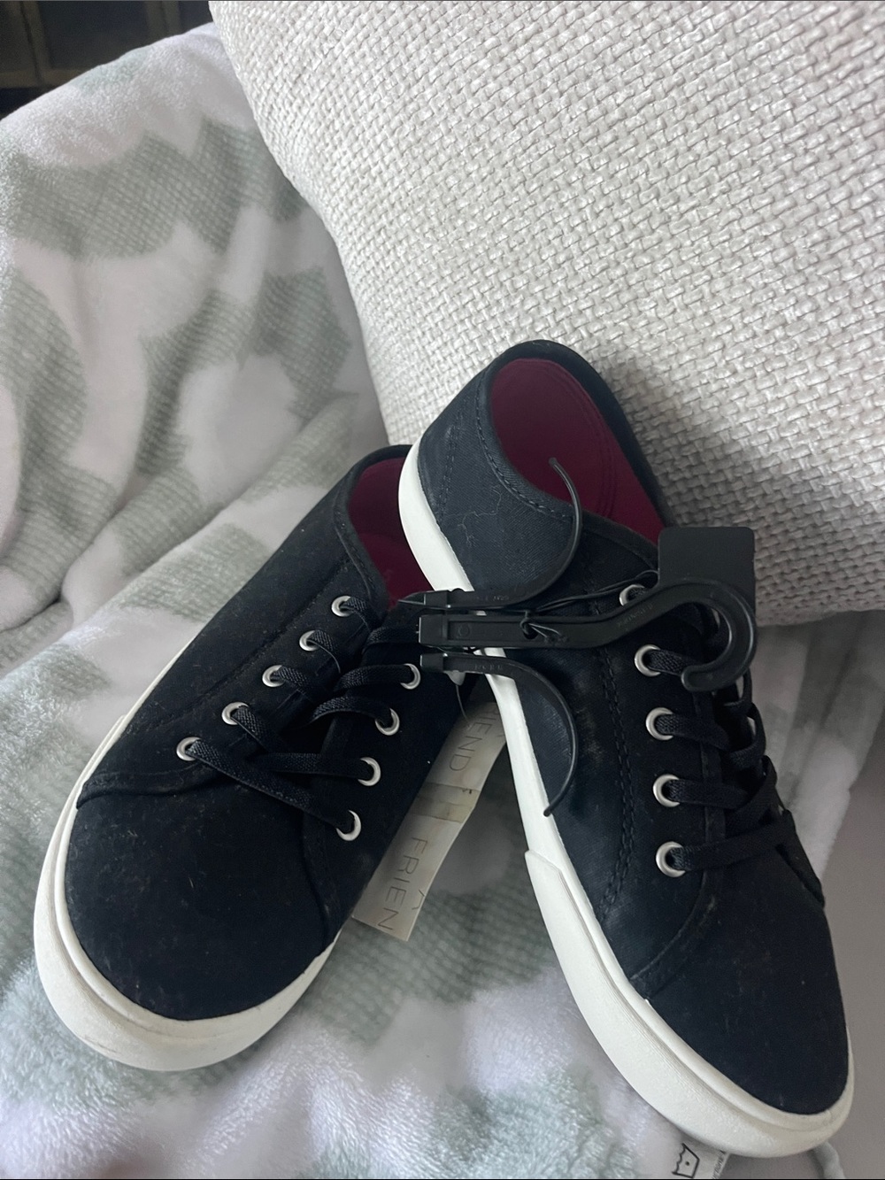 wonder nation Black Low-Top Sneakers with White Sole and Red Lining